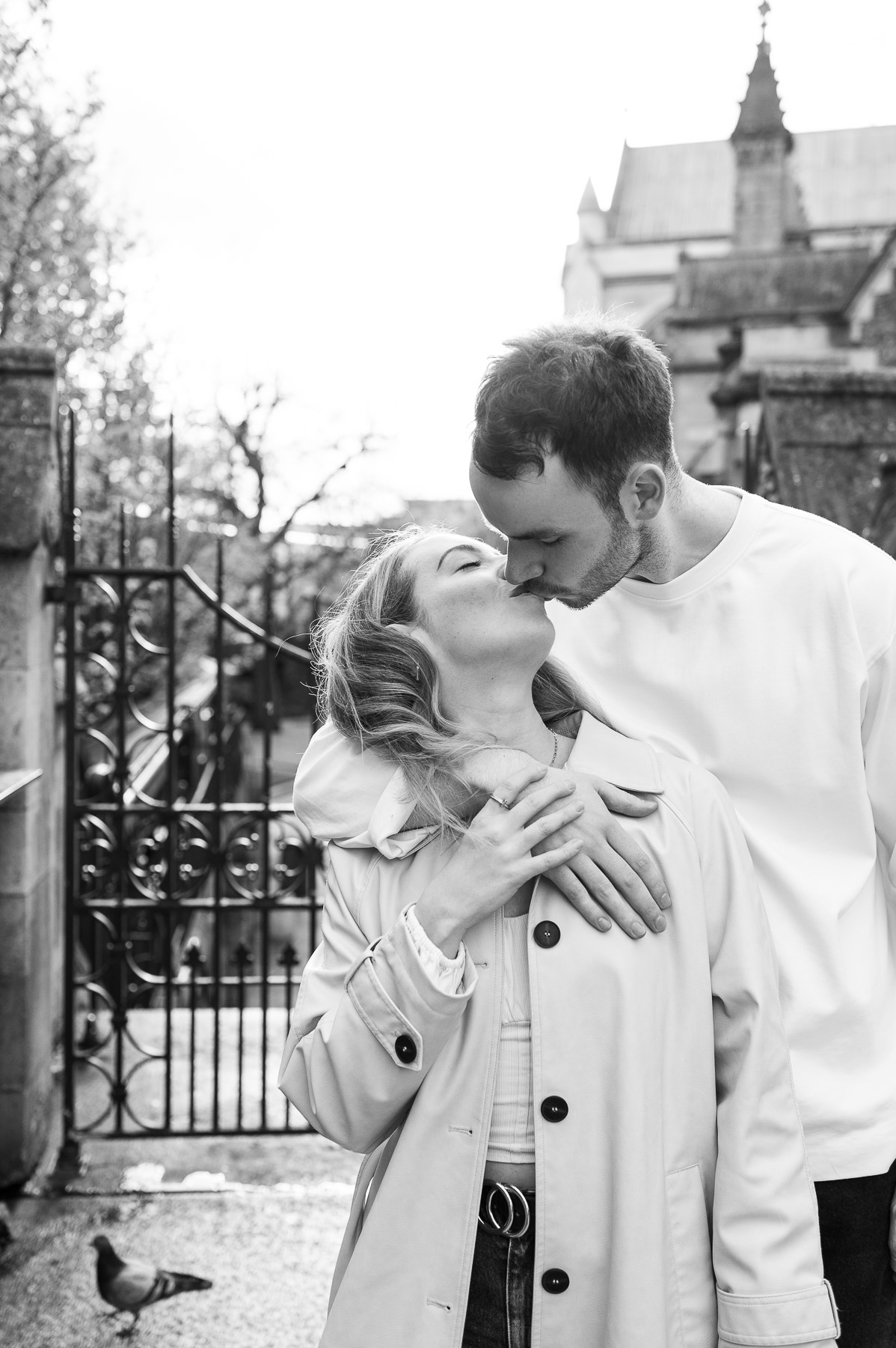 couple kissing in london